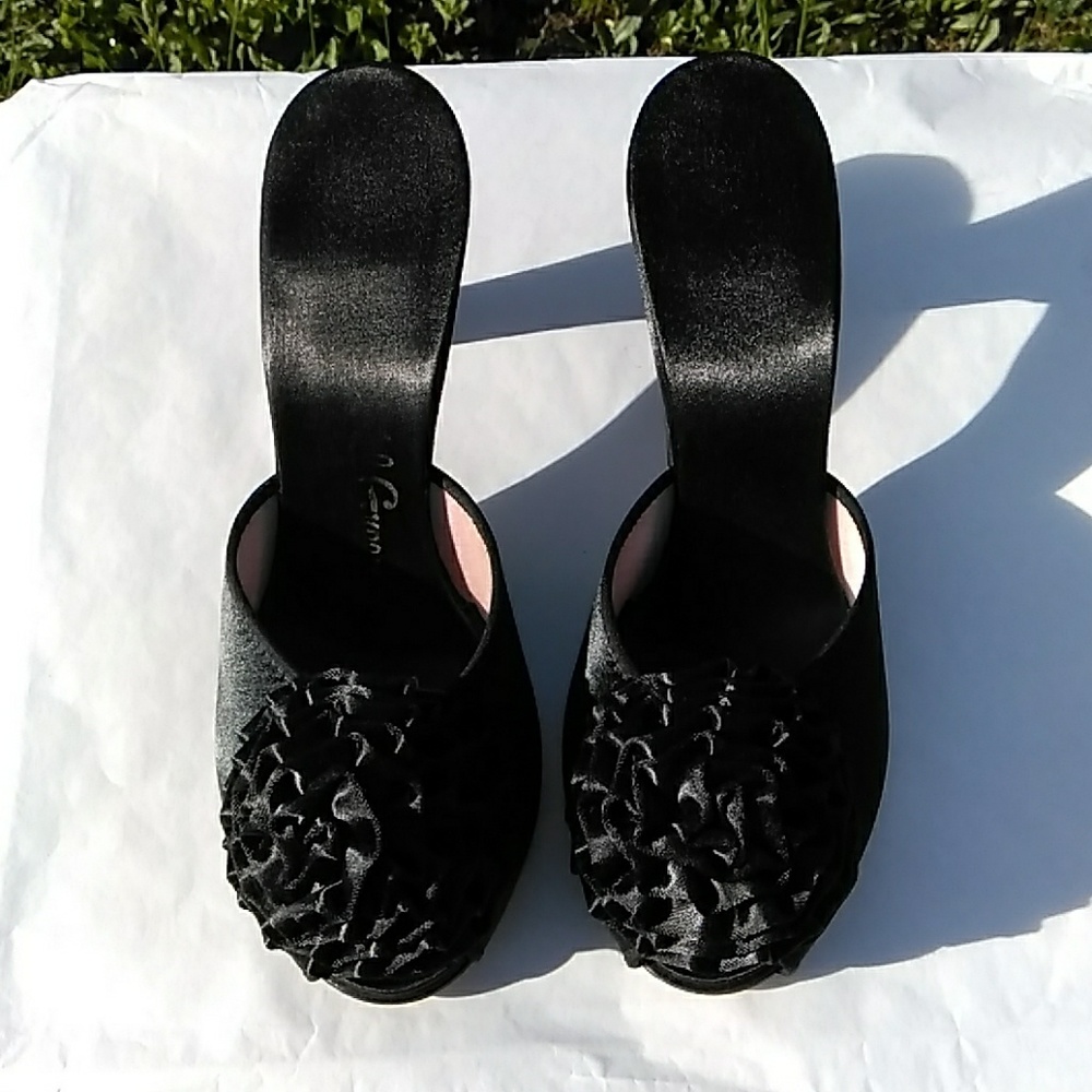 VGT Daniel Green Ladies Black Satin Slippers